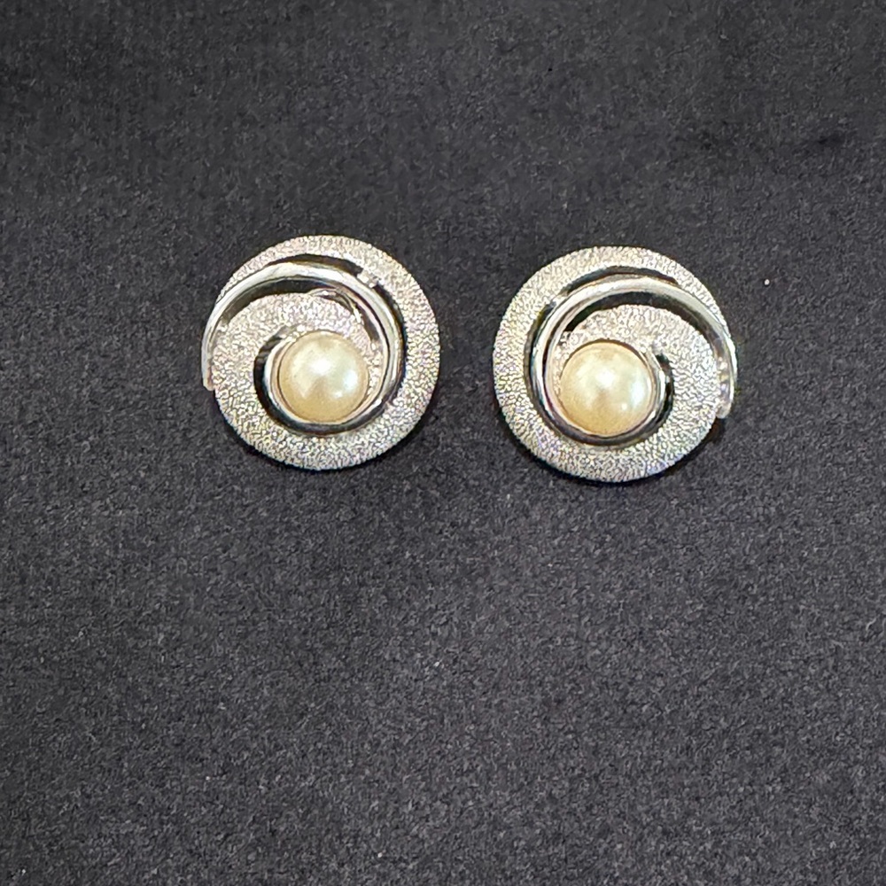 Vintage Trifari Silver and Cream Swirl Clip On Earrings